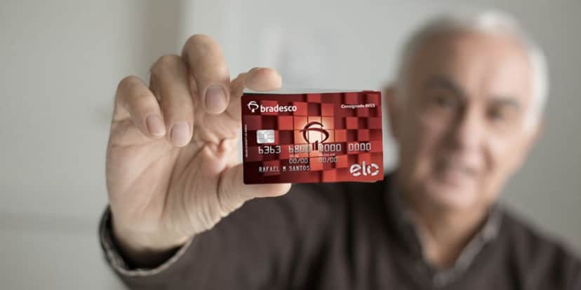 Idoso segurando cartão do banco (Foto: Reprodução / Internet) Idoso segurando cartão do banco (Foto: Reprodução / Internet)