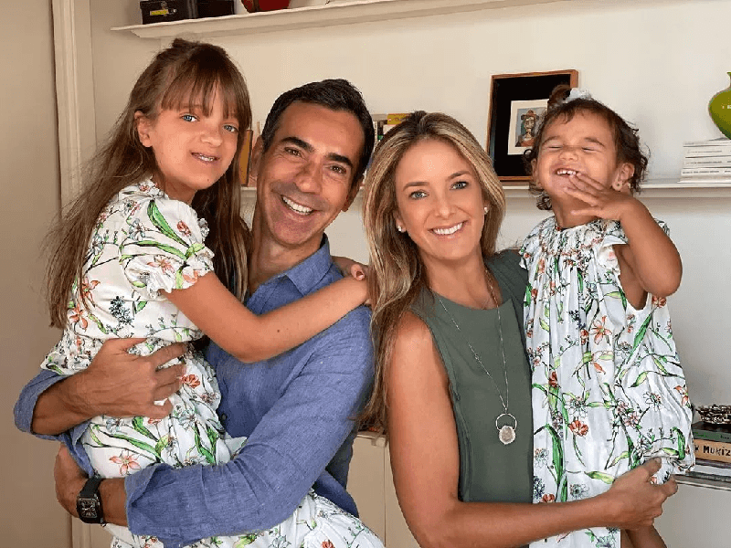 Ticiane Pinheiro ao lado de César Tralli e seus filhos (Foto: Reprodução/ Internet) Ticiane Pinheiro ao lado de César Tralli e seus filhos (Foto: Reprodução/ Internet)