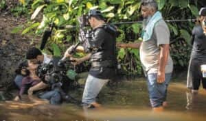 Bastidores de cena em que Caio salva Aline em Terra e Paixão (Foto: Reprodução / Globo) Bastidores de cena em que Caio salva Aline em Terra e Paixão (Foto: Reprodução / Globo)