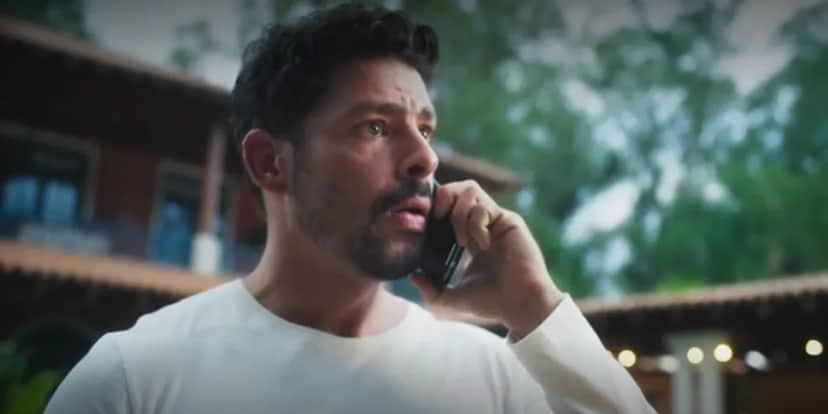 Caio (Cauã Reymond) fica em choque ao receber mensagem "paranormal" — Foto: Globo Caio (Cauã Reymond) fica em choque ao receber mensagem "paranormal" — Foto: Globo