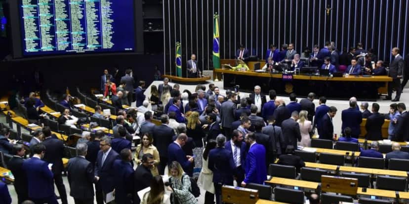 Deputados na sessão do Plenário de quinta-feira (6) (Foto: Zeca Ribeiro/Câmara dos Deputados) Deputados na sessão do Plenário de quinta-feira (6) (Foto: Zeca Ribeiro/Câmara dos Deputados)