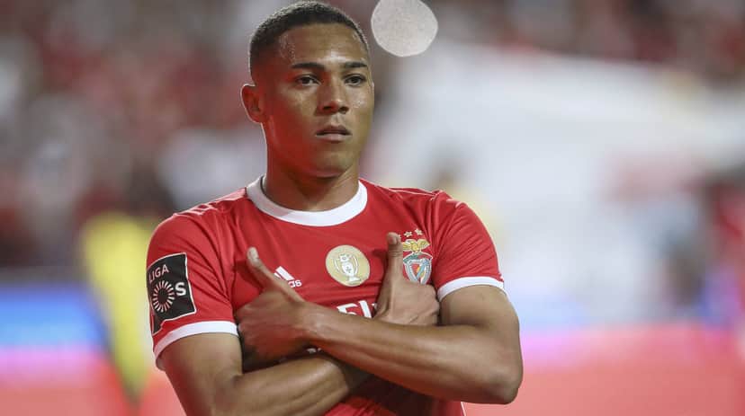 Carlos Vinicius jogando pelo Benfica, de Portugal - (Reprodução/Internet) Carlos Vinicius jogando pelo Benfica, de Portugal - (Reprodução/Internet)
