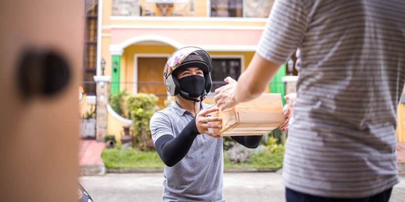 Os moradores de condomínio não poderão exigir a subida do entregador ao apartamento (Reprodução: Internet) Os moradores de condomínio não poderão exigir a subida do entregador ao apartamento (Reprodução: Internet)
