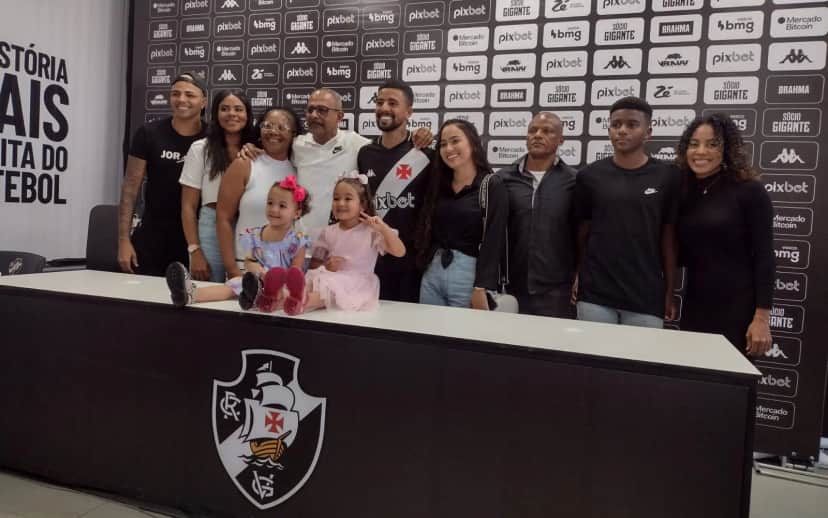 Vasco apresentou oficialmente o meia Paulinho (Foto: Joel Silva/Lance!) Vasco apresentou oficialmente o meia Paulinho (Foto: Joel Silva/Lance!)