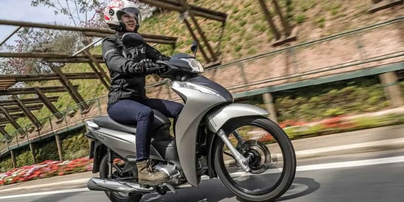 Biz 125 é sucesso de vendas (Foto: Divulgação/Honda)