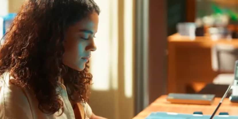 Jenifer (Bella Campos) invadirá computador do vilão (Foto: Reprodução/TV Globo) Jenifer (Bella Campos) invadirá computador do vilão (Foto: Reprodução/TV Globo)