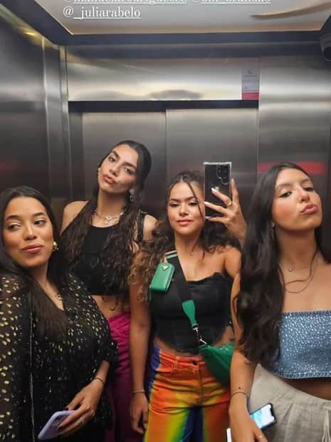 Maisa Silva surgiu com amigas em elevador de prédio que pegou fogo (Foto: Reprodução/ Instagram) Maisa Silva surgiu com amigas em elevador de prédio que pegou fogo (Foto: Reprodução/ Instagram)