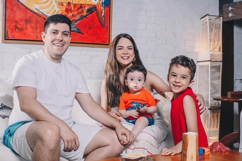 A dupla sertaneja Maria Cecília e Rodolfo com os filhos, Pedro e Martín (Foto: THIAGO ALMEIDA)