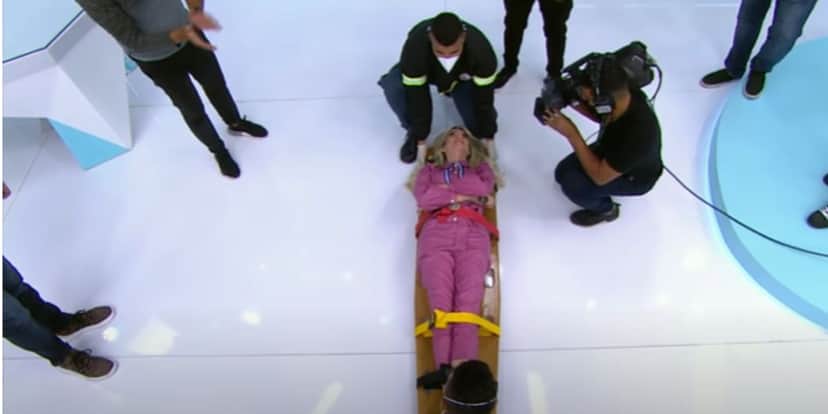 Renata Fan saiu de maca e carregada pelos bombeiros após derrota do Internacional (Reprodução: Band) Renata Fan saiu de maca e carregada pelos bombeiros após derrota do Internacional (Reprodução: Band)