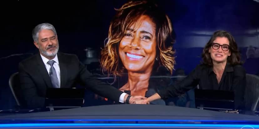 William Bonner e Renata Vasconcellos deram as mãos e o estúdio inteiro aplaudiu de pé (Reprodução: Globo)