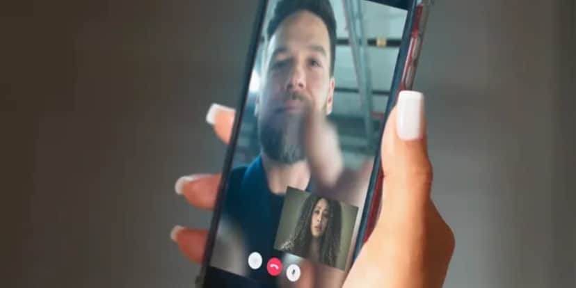 Sol (Sheron Menezzes) recebeu vídeo ameaçador de Theo (Emilio Dantas) em "Vai na Fé" (Foto: Reprodução/TV Globo) Sol (Sheron Menezzes) recebeu vídeo ameaçador de Theo (Emilio Dantas) em "Vai na Fé" (Foto: Reprodução/TV Globo)