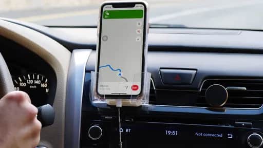 Usar celular no suporte agora é passível de multa (Foto: Divulgação) Usar celular no suporte agora é passível de multa (Foto: Divulgação)