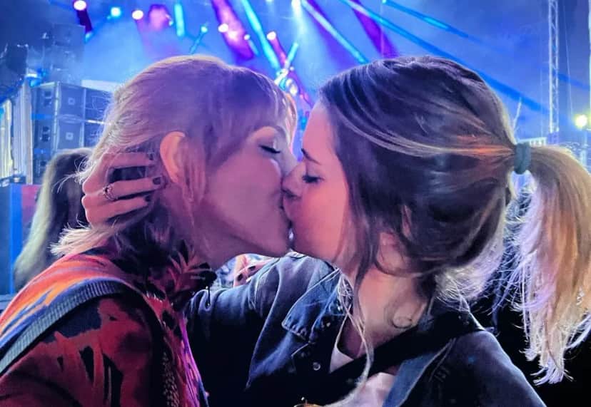 Titi Müller surgiu aos beijos com a namorada, Lívia Lobato (Foto: Reprodução/ Instagram) Titi Müller surgiu aos beijos com a namorada, Lívia Lobato (Foto: Reprodução/ Instagram)