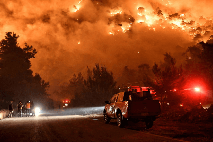 Incêndio que acontece na Grécia (Foto: Reprodução/ Internet) Incêndio que acontece na Grécia (Foto: Reprodução/ Internet)