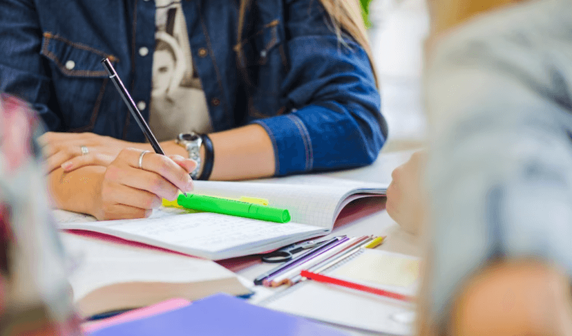 O benefício irá proporcionar aos funcionários do INSS oportunidades de estudar diversos cursos de universidades (Foto Reprodução/Freepik) O benefício irá proporcionar aos funcionários do INSS oportunidades de estudar diversos cursos de universidades (Foto Reprodução/Freepik)