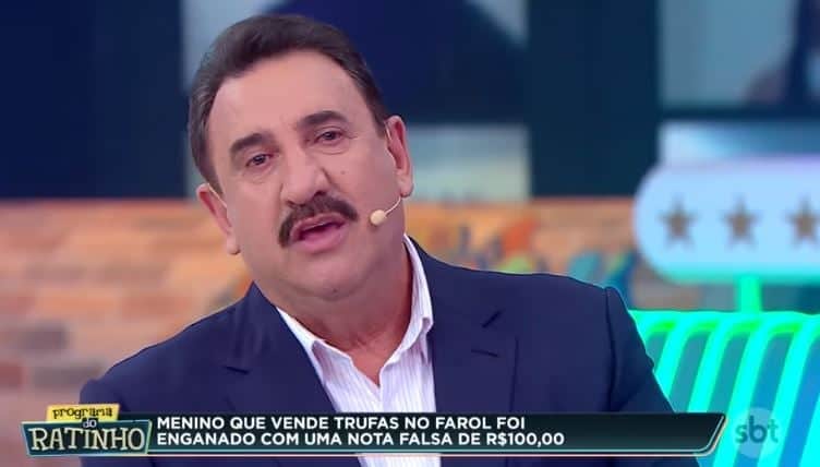 Ratinho se emocionou ao saber da história de jovem rapaz - Foto SBT Ratinho se emocionou ao saber da história de jovem rapaz - Foto SBT