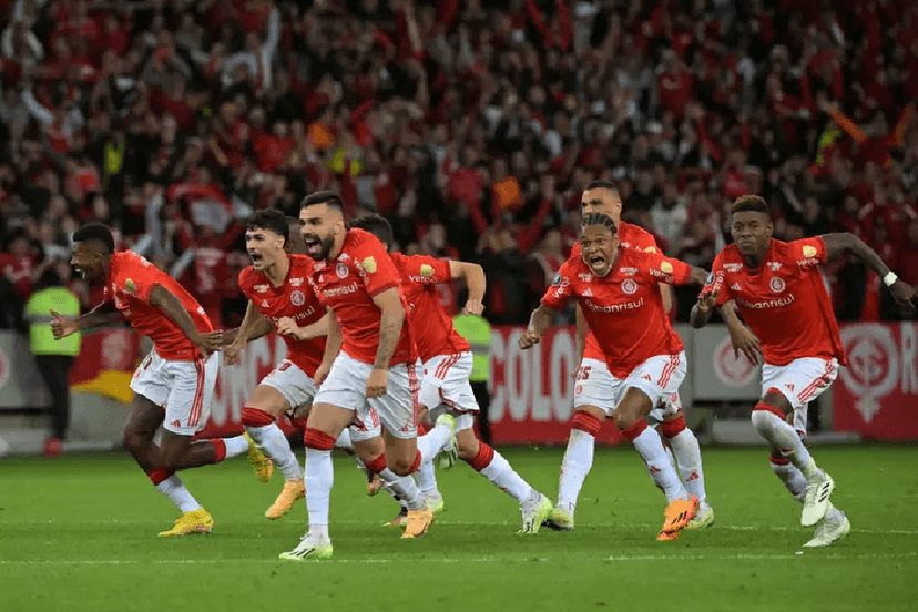 Jogadores do Internacional comemorando a vitória para as quartas de final da Libertadores (Foto: Reprodução/ Internet) Jogadores do Internacional comemorando a vitória para as quartas de final da Libertadores (Foto: Reprodução/ Internet)