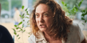 Eliane Giardini interpretando Agatha em Terra e Paixão (Reprodução/Globo) Eliane Giardini interpretando Agatha em Terra e Paixão (Reprodução/Globo)