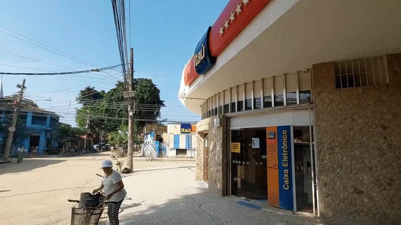 Moradores do bairro realizaram protestos pedindo que a agência não fosse fechada (Foto: Band) Moradores do bairro realizaram protestos pedindo que a agência não fosse fechada (Foto: Band)