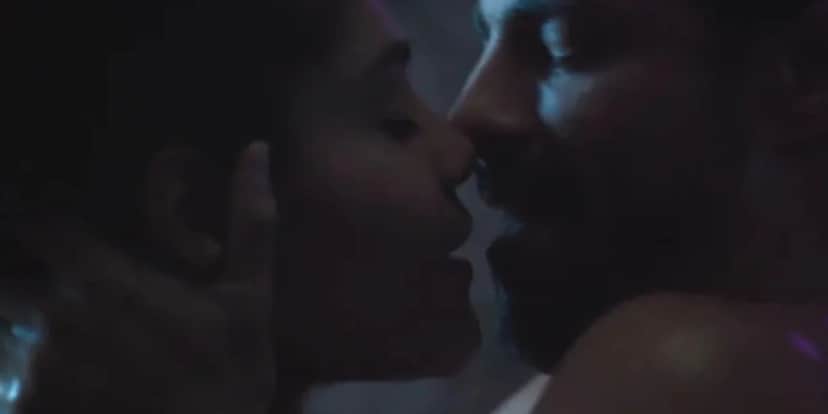 Aline (Bárbara Reis) e Caio (Cauã Reymond têm noite de sexo selvagem em "Terra e Paixão" (Foto: Reprodução/TV Globo) Aline (Bárbara Reis) e Caio (Cauã Reymond têm noite de sexo selvagem em "Terra e Paixão" (Foto: Reprodução/TV Globo)