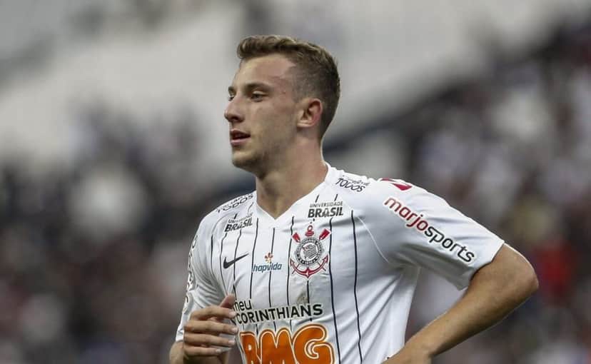 Jogador Carlos Augusto atuando no Corinthians (Foto: reprodução, Globo Esporte) Jogador Carlos Augusto atuando no Corinthians (Foto: reprodução, Globo Esporte)