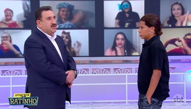 Ratinho se emocionou ao saber da história de jovem rapaz - Foto SBT Ratinho se emocionou ao saber da história de jovem rapaz - Foto SBT