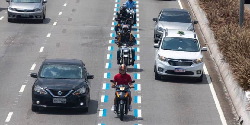 A faixa azul é exclusiva para as motos (Reprodução: Internet) A faixa azul é exclusiva para as motos (Reprodução: Internet)