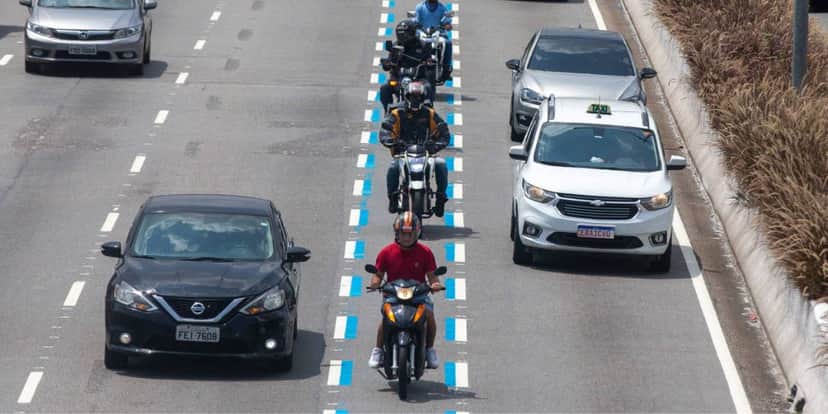 A faixa azul é exclusiva para as motos (Reprodução: Internet) A faixa azul é exclusiva para as motos (Reprodução: Internet)