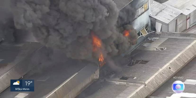 Incêndio na região do Brás (Foto: Reprodução/TV Globo) Incêndio na região do Brás (Foto: Reprodução/TV Globo)