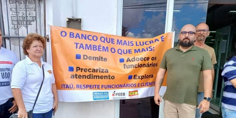 Protesto realizado em frente a agência do Itaú em Feira de Santana (Reprodução: Internet) Protesto realizado em frente a agência do Itaú em Feira de Santana (Reprodução: Internet)