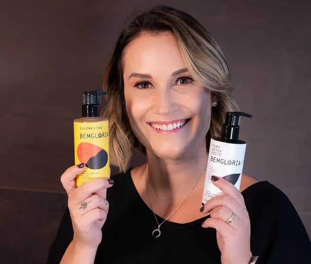 Janine Gonçalves, CMO da Bemgloria, com os produtos da marca (Foto: Reprodução / Internet)