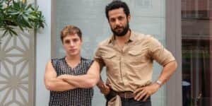 Kelvin e Ramiro são apaixonados um pelo outro em "Terra e Paixão" (Foto: Divulgação/TV Globo) Kelvin e Ramiro são apaixonados um pelo outro em "Terra e Paixão" (Foto: Divulgação/TV Globo)