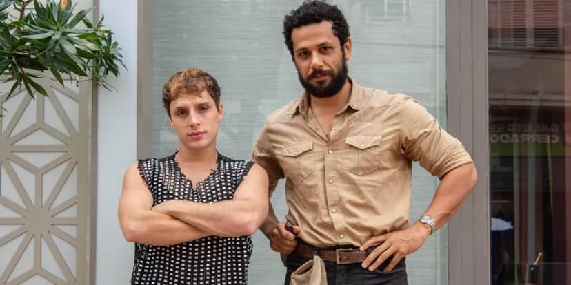 Kelvin e Ramiro são apaixonados um pelo outro em "Terra e Paixão" (Foto: Divulgação/TV Globo) Kelvin e Ramiro são apaixonados um pelo outro em "Terra e Paixão" (Foto: Divulgação/TV Globo)