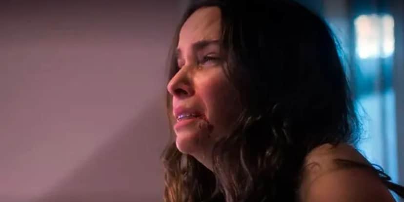Lucinda (Débora Falabella) sofrerá agressão após pedir divórcio em "Terra e Paixão" (Foto: Reprodução/TV Globo) Lucinda (Débora Falabella) sofrerá agressão após pedir divórcio em "Terra e Paixão" (Foto: Reprodução/TV Globo)