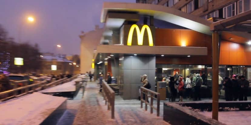 McDonald's deixou a Rússia por causa da guerra (Foto: Reprodução/YouTube) McDonald's deixou a Rússia por causa da guerra (Foto: Reprodução/YouTube)