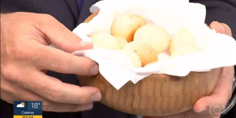 Rodrigo Bocardi ganhou pão de queijo no "Bom Dia SP" (Foto: Reprodução/TV Globo) Rodrigo Bocardi ganhou pão de queijo no "Bom Dia SP" (Foto: Reprodução/TV Globo)