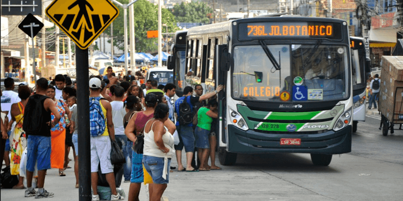 Pessoas em parada de ônibus. (Foto: Mariana Gil/ WRI Brasil) Pessoas em parada de ônibus. (Foto: Mariana Gil/ WRI Brasil)