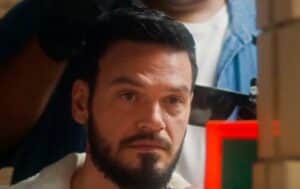 Theo pinta os cabelos de preto em Vai na Fé (Foto: Reprodução / Globo) Theo pinta os cabelos de preto em Vai na Fé (Foto: Reprodução / Globo)