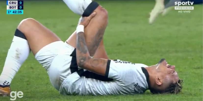 Tiquinho Soares sofreu uma entorse no joelho e saiu de campo sem conseguir pisar no chão (Reprodução: Internet) Tiquinho Soares sofreu uma entorse no joelho e saiu de campo sem conseguir pisar no chão (Reprodução: Internet)