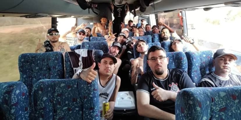 Torcedores do Corinthians que estavam em ônibus capotado (Foto: Reprodução/ Internet) Torcedores do Corinthians que estavam em ônibus capotado (Foto: Reprodução/ Internet)