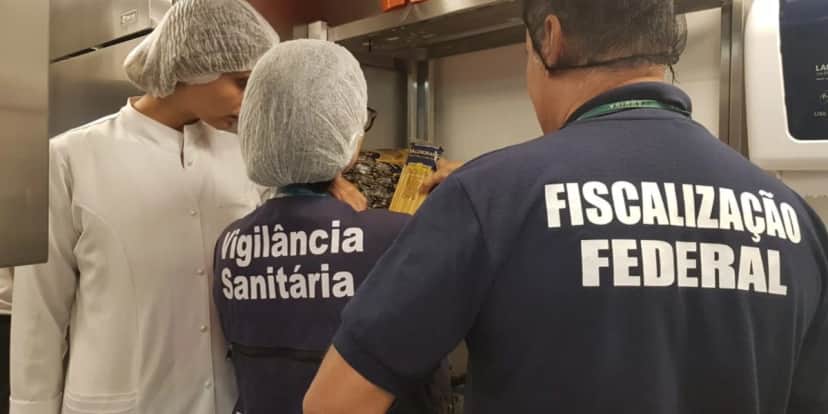 Agentes da Vigilância Sanitária - Foto: Reprodução/Internet Agentes da Vigilância Sanitária - Foto: Reprodução/Internet