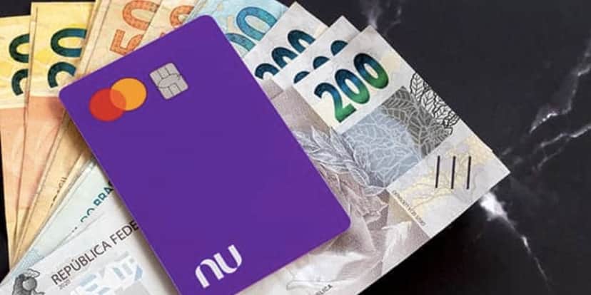 Cartão Nubank e notas de dinheiro (Foto: Reprodução / Internet) Cartão Nubank e notas de dinheiro (Foto: Reprodução / Internet)