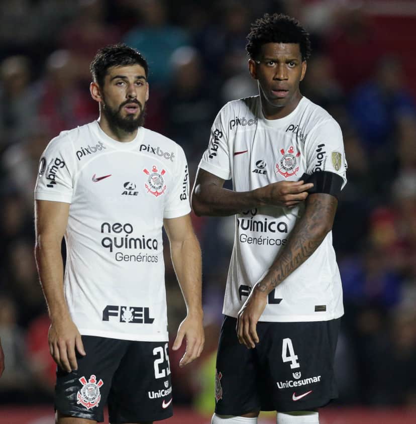 Gil e Bruno Méndez, jogadores do Corinthians (Foto: Reprodução, Meu Timão) Gil e Bruno Méndez, jogadores do Corinthians (Foto: Reprodução, Meu Timão)