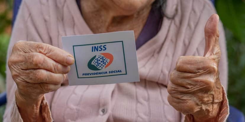 Idosa segurando cartão do INSS (Foto: Reprodução / Internet) Idosa segurando cartão do INSS (Foto: Reprodução / Internet)