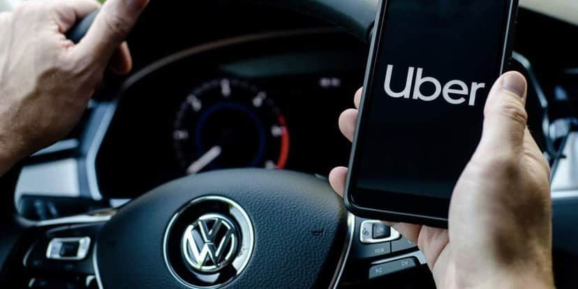 Motorista com aplicativo da Uber (Foto: Reprodução / Oleksandr Lutsenko/Shutterstock) Motorista com aplicativo da Uber (Foto: Reprodução / Oleksandr Lutsenko/Shutterstock)