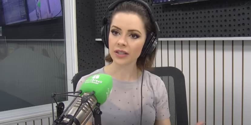 Sandy durante entrevista (Foto: Reprodução / YouTube) Sandy durante entrevista (Foto: Reprodução / YouTube)