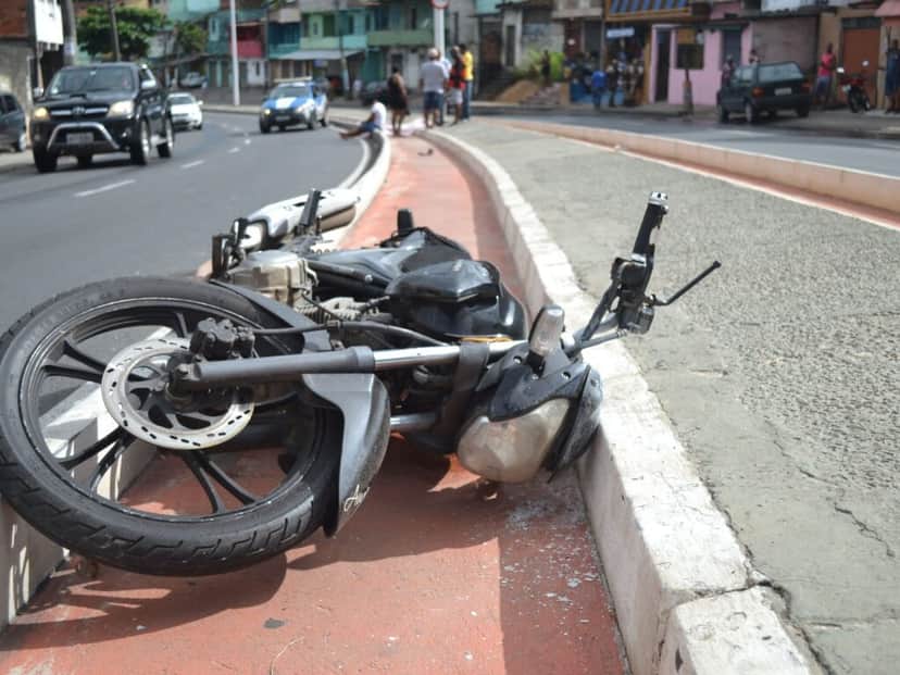 Acidente de moto (Foto: Reprodução, UOL) Acidente de moto (Foto: Reprodução, UOL)
