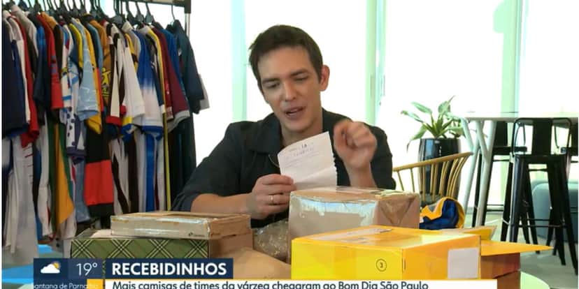 Alê Jodar recebendo as camisas das várzeas (Reprodução: Globo) Alê Jodar recebendo as camisas das várzeas (Reprodução: Globo)
