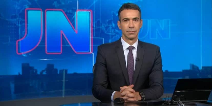 César Tralli entra às pressas no Jornal Nacional com notícia sobre o INSS (Foto: Reprodução/ Internet) César Tralli entra às pressas no Jornal Nacional com notícia sobre o INSS (Foto: Reprodução/ Internet)