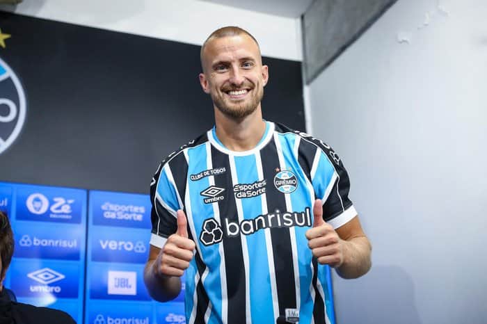 Rodrigo Ely pode ter se fraturado para a preocupação do Grêmio (Foto: Divulgação) Rodrigo Ely pode ter se fraturado para a preocupação do Grêmio (Foto: Divulgação)